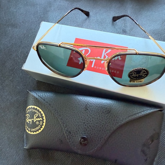 Ray-Ban Gold Frame Sunglasses with Black Case - Picture 2 of 5